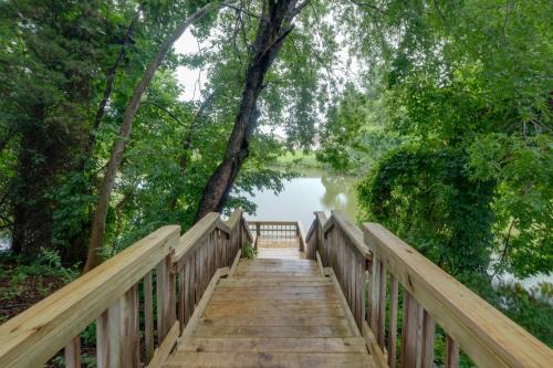 Colonial Beach Apartment | Dock Access Waterfront Studio in Colonial Beach!