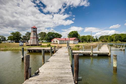 Avenue House | Dock Access Waterfront Cottage in Avenue!