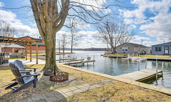 Leesburg House | Dock & Fire Pit: Retreat on Big Barbee Lake!