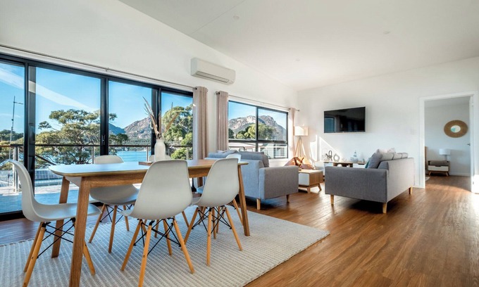 Coles Bay House | Dock of the Bay - Freycinet Holiday Houses