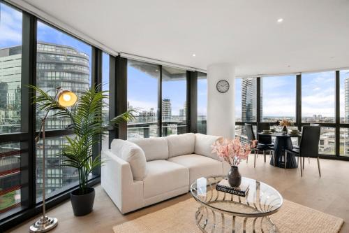 Docklands Apartment | Docklands Waterfront Luxury Views with Pool and Gym