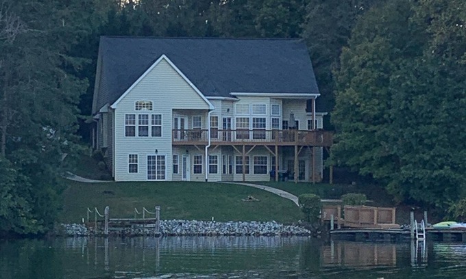 Sherrills Ford House | Dockside Daze - Lake Norman Lakefront property with plenty of space