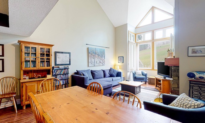 The Blue Mountains Condo | Dog-friendly condo at the base of the mountain w/a full kitchen