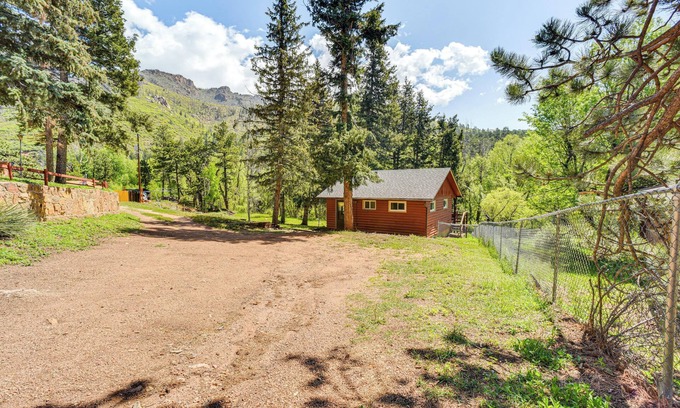 Cascade Cabin | Dog Friendly: Cabin w/Yard & Mtn Views in Cascade
