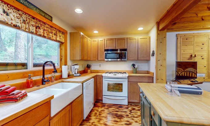 Enterprise Cabin | Dog-friendly cabin with mountain view, washer/dryer, gas grill, & deck