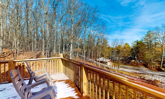 Paradise Point Cabin | Dog-friendly cabin with private hot tub, Ping-Pong & lake views
