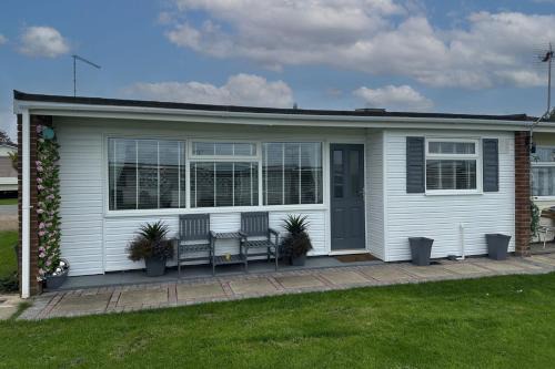 Great Yarmouth House | Dog friendly chalet in Hemsby by Winterton Cottages