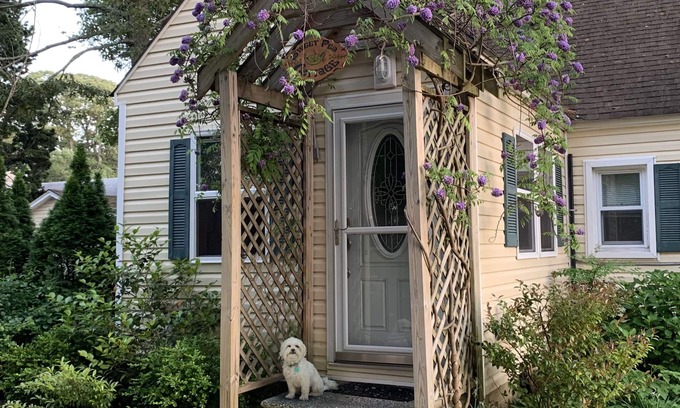 Villas Apartment | Dog Friendly, Cozy Cottage, 1st Floor Apt for 2; A Fine Art and Garden Retreat!