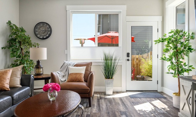 Carlton House | Dog-Friendly Downtown Carlton Townhouse #4, Steps to Tasting, Dining, Shops, BBQ
