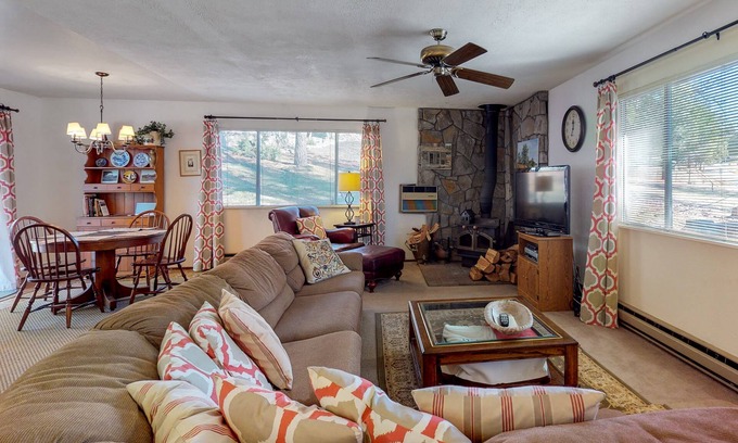Groveland Cabin | Dog-friendly getaway with pool, tennis & nearby beach access