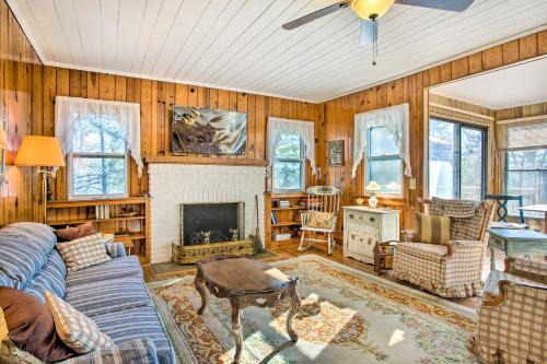 Hendersonville House | Dog-Friendly Hendersonville Cabin Deck and Views