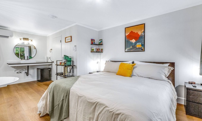 Quilcene Apartment | Dog-friendly hiker's studio with mountain views & fast WiFi - close to hiking