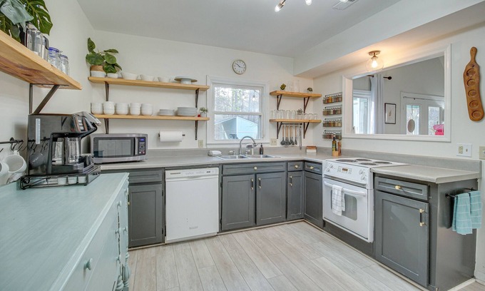 Ranger House | Dog-Friendly Home Near Carters Lake w/Amenities