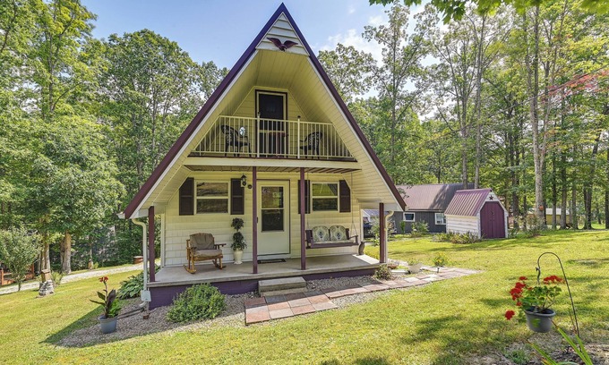 Wellington Cottage | Dog-Friendly Home Rental ~ 5 Mi to Cave Run Lake!