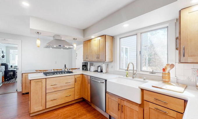 Port Clyde House | Dog-friendly house with Bay views, charming interior, & deck - snowbirds welcome