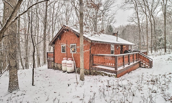 Hickory Hills Cabin | Dog-Friendly Poconos Cabin ~ 15 Mi to Skiing!