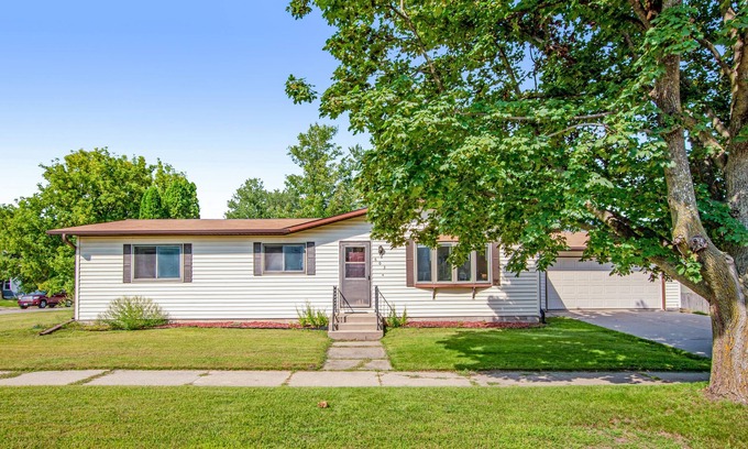 Mauston House | Dog-friendly, river view home with gas grill, fast WiFi, picnic table & deck