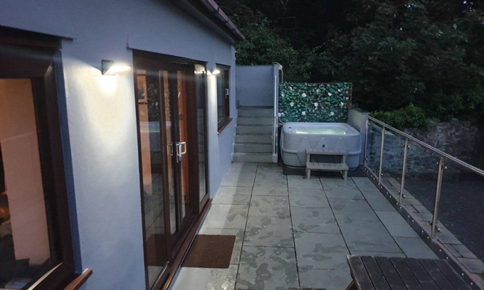 Rhyd-y-clafdy Villa | Dog friendly villa with hot tub overlooking the town with sea and mountain views