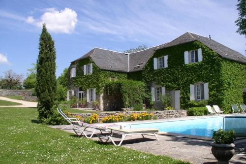 Rocamadour House | Domaine du Château la Rhue grand espace piscine
