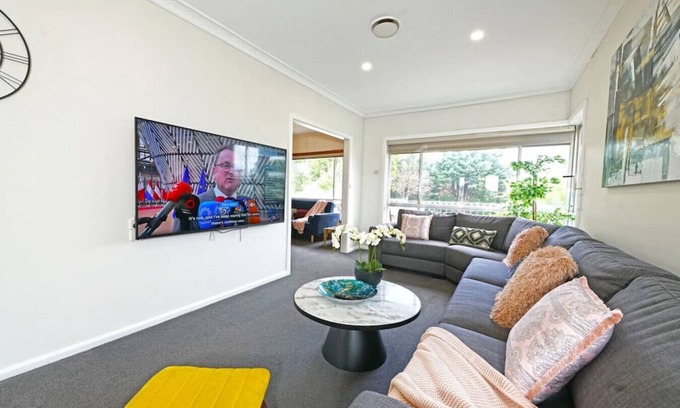 Doncaster House | Doncaster Brick Family Home up to 9ppl Netflix Parking Wifi