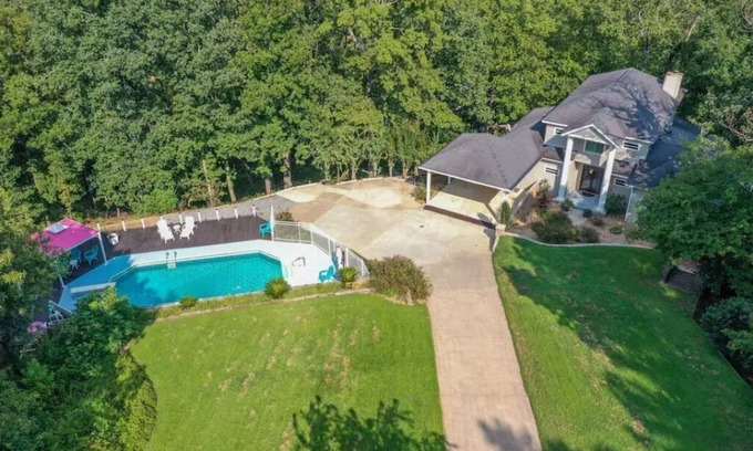 Titus House | Doodle Days at Lake Jordan Sleeps 18 with a Pool!n