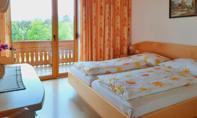 Feldkirchen in Kaernten Apartment | Doppelzimmer mit Balkon, Dusche, WC - Pension Hecher