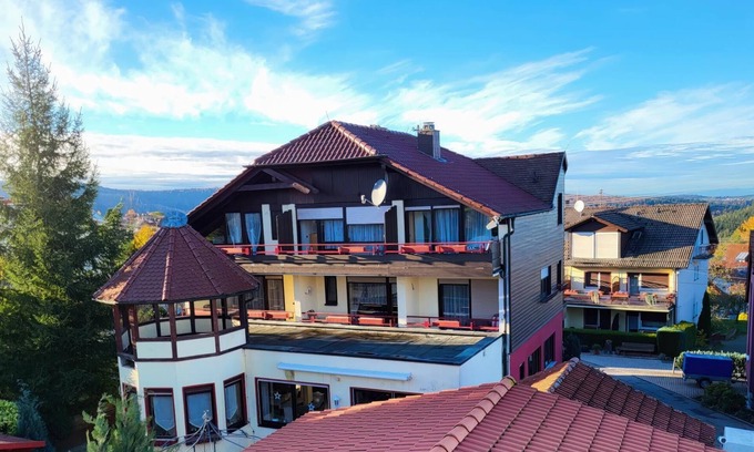 Rotensol Apartment | Doppelzimmer Landhotel Schönblick mit Balkon und Weiter Blick ins Grüne 06