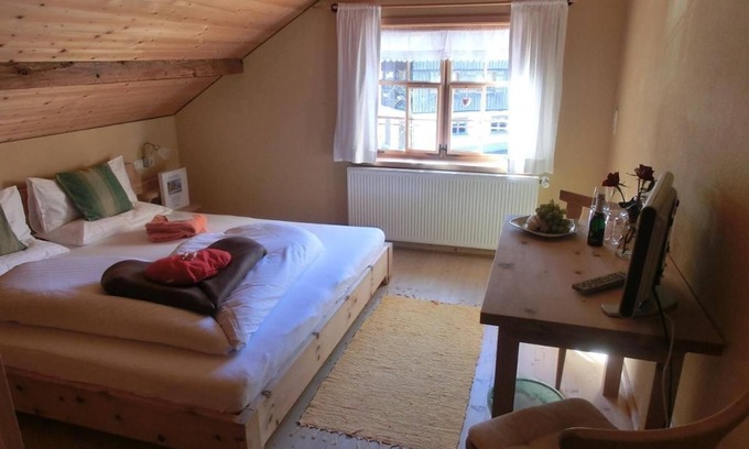 Mellau Apartment | Doppelzimmer Mörzelspitze - Denkmalgeschütztes Haus im Idyllischen Mellau - Nazes Hus