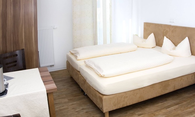 Asch Apartment | Doppelzimmer mit Dusche/WC