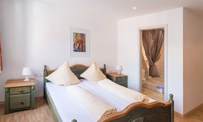 Calw Apartment | Doppelzimmer mit WC und Dusche