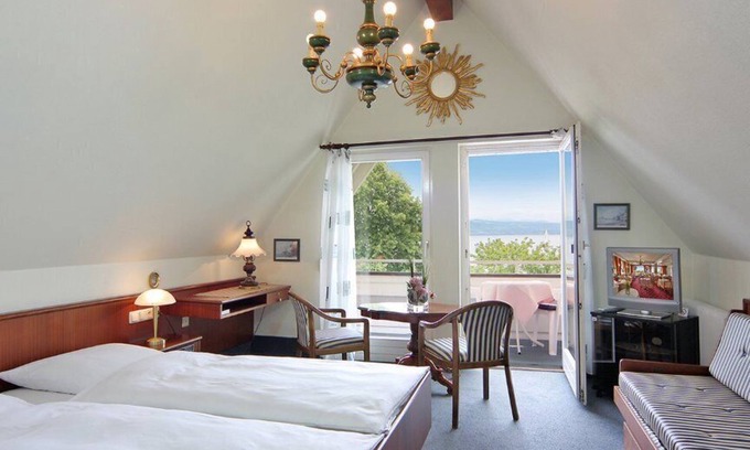 Langenargen Apartment | Doppelzimmer Seeseite mit Balkon, Dusche/wc, Max. 2 Pers