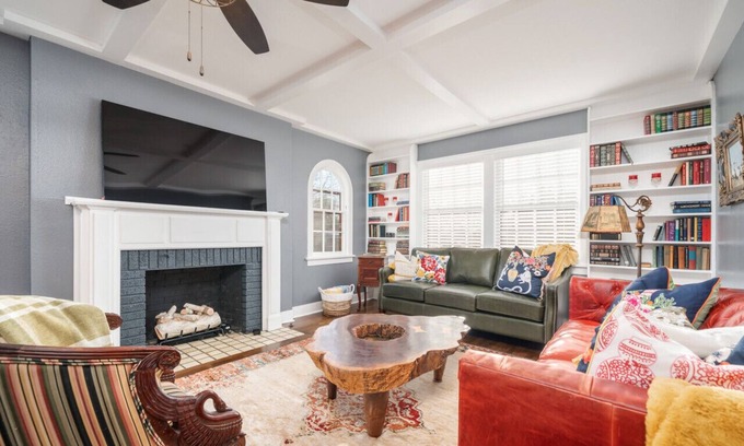 Clarksville Cottage | Dora's Dutch Cottage, Charmer with Swimming Pool near Waterfall Hiking