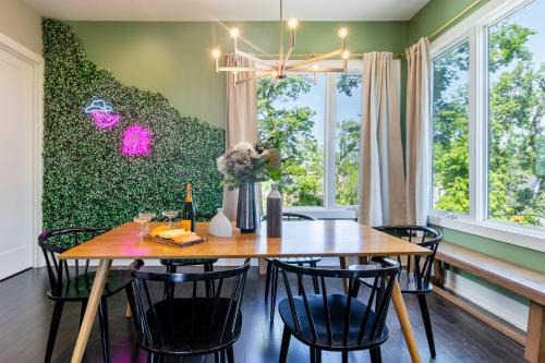 Historic Waverly House | Doralee by AvantStay 8 Minute Drive to Broadway Dolly Parton Themed