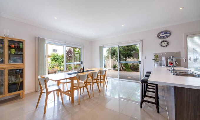Sellicks Beach House | Dora’s Beach House Sellicks-2 Kitchens-3 bathrms-Pooltable-Balcony Seaviews-WiFi