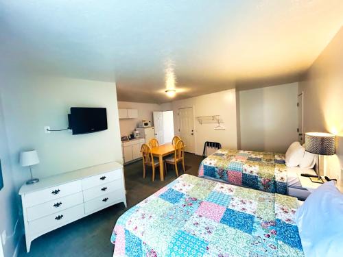Lake City Hotel | Double Bed Suite with Full Kitchen