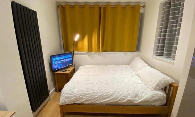 Brampton House | Double Bedroom with en-suite shower & free parking