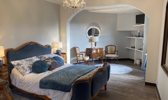 Bellac Bed & Breakfast | Double Deluxe Room - Large with seating area (Room 1)