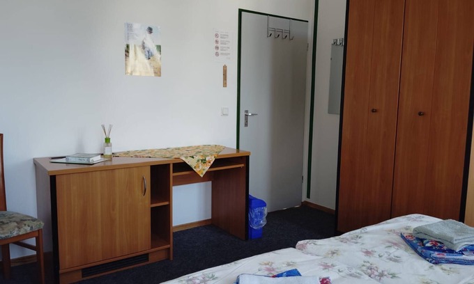 Eggesin Bed & Breakfast | Double room (room 24) extra bed only with crib - Gästehaus EJS e.V.