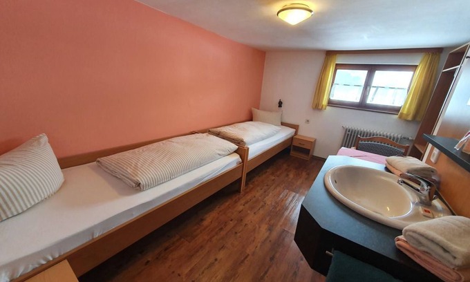Obermaiselstein Bed & Breakfast | Double room with shower on the floor - Pension Forelle