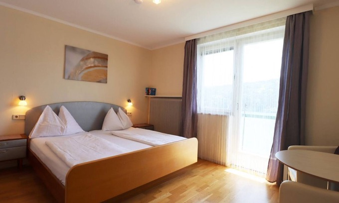 Millstatt Bed & Breakfast | Double room with balcony and lake view - Gästehaus Libelle