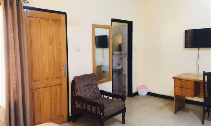 Accra Bed & Breakfast | Double Room With Balcony in the heart of city