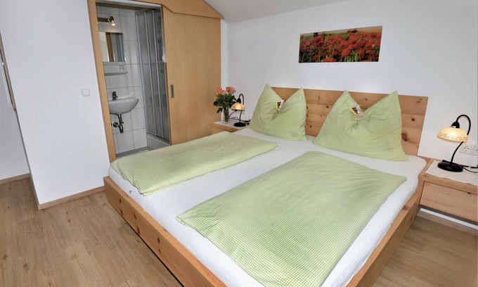 Thaur Apartment | Double room with shower and WC 1 - Gästehaus Sonnenheim