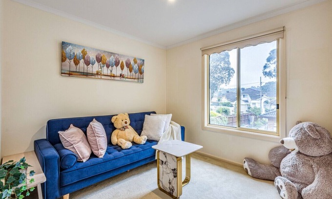 Glen Waverley House | Double story TH 3BRM Glen Waverley Parking Netflix
