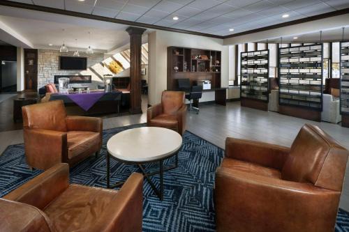 Manhattan Hotel | DoubleTree by Hilton Manhattan, KS