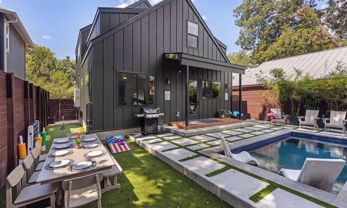 East Cesar Chavez House | Downtown ATX - Luxury Pool - Putting Green - 85inch TV
