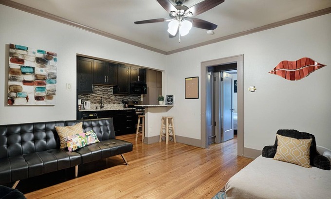 Old Enfield Apartment | DOWNTOWN AUSTIN HAVEN-FENCE DOG AREA Sleep 5-ACL,SXSW, Shop,restaurants-Walkable