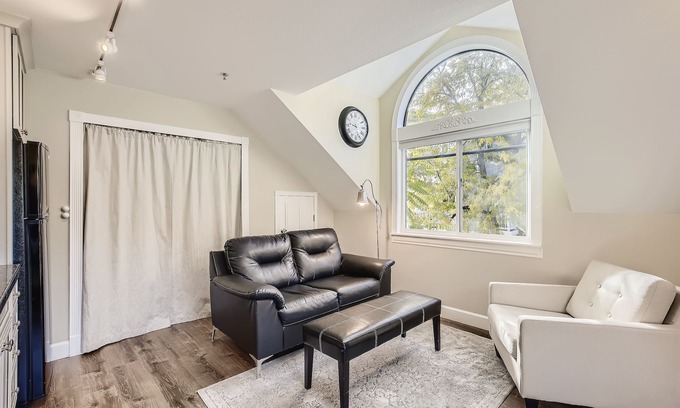 Goss - Grove Cottage | Downtown Boulder Guest House for 2 guests