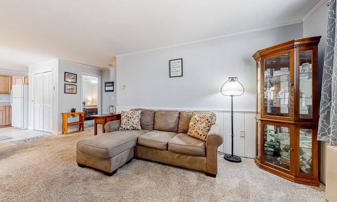 North Conway Condo | Downtown condo close to Saco River with streaming, AC, washer/dryer, kitchen