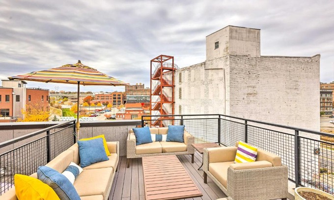 Southeast Omaha Apartment | Downtown Condo with Rooftop Patio and City Views!