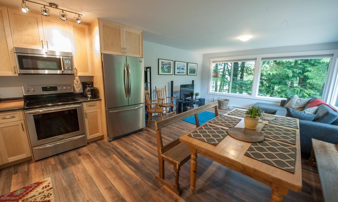 Tofino House | Downtown Cypre Suite - Spacious 3 Bedroom Unit with BBQ, deck, and Hottub